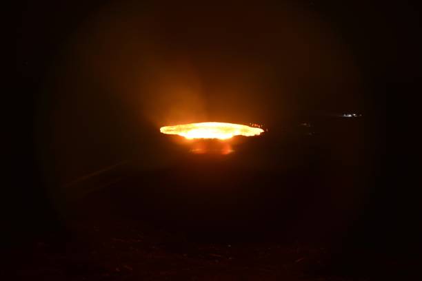 cratere gas darvaza, la porta dell'inferno - deserto del karakum immagine foto e immagini stock