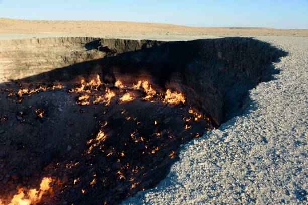 cratere gas darvaza, la porta dell'inferno - deserto del karakum immagine foto e immagini stock