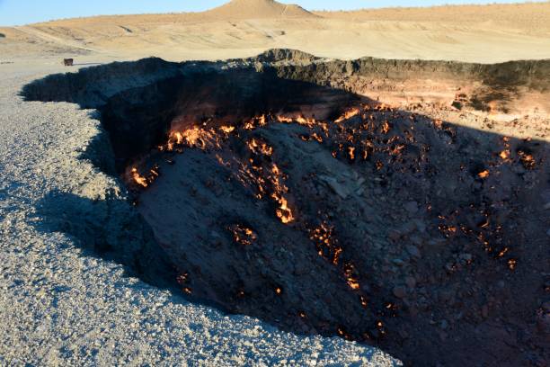 cratere gas darvaza, la porta dell'inferno - deserto del karakum immagine foto e immagini stock