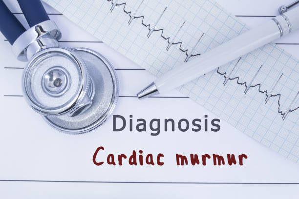 진단 심장 중 얼 거 림 청진 기 또는 제목 진단 심장 중 얼 거 림으로 병력에 ecg 거짓말의 종류와 함께 phonendoscope. 심장 내과 대 한 의료 개념 - young at heart audio 뉴스 사진 이미지