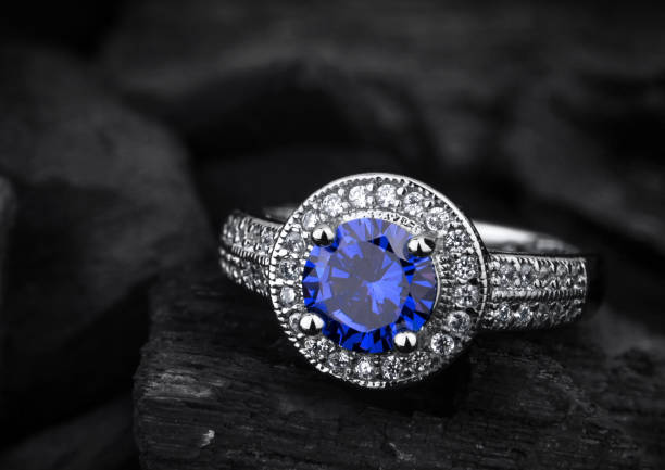 joias anel witht grande sapphir azul sobre fundo preto carvão - sapphire - fotografias e filmes do acervo