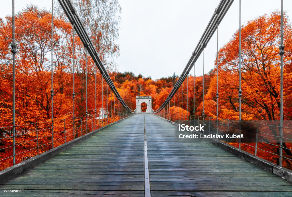 Pont des chaînes Empire à travers le fleuve Luznice, Stadlec, Czech Republic, Europe - Photo de Automne libre de droits