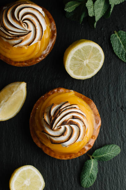 감귤 류와 테이블에 레몬 파이입니다. 전통적인 프랑스 달콤한 과자 타트입니다. 맛 있는, 맛 있어, 수 제 디저트 레몬 크림. 공간, 근접 촬영을 복사 합니다. 선택적 초점입니다. 격 조 - lemon meringue pie pie pastry crust portion 뉴스 사진 이미지