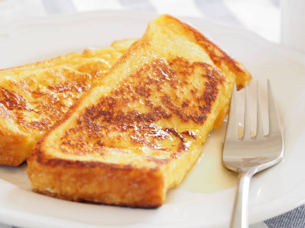 french toast with syrup - french toast breakfast food sweet food imagens e fotografias de stock