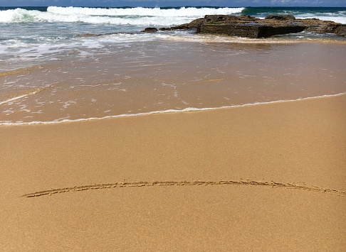 Trace una línea en la arena en la playa photo