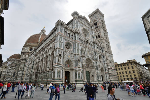 туристы на площади дуомо, флоренция - renaissance florence italy piazza duomo italy стоковые фото и изоб�ражения