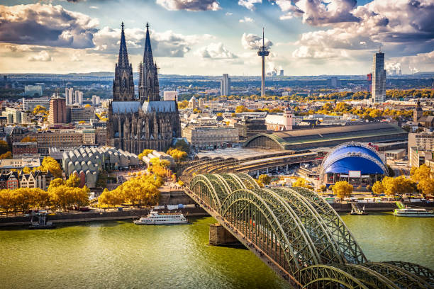 aerial view of cologne - catedral de colónia imagens e fotografias de stock