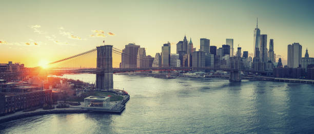 brooklyn bridge and manhattan at sunset - manhattan new york city skyline east river imagens e fotografias de stock