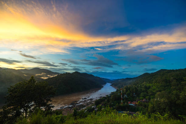 salween river auf ban mae sam laep, sop moei district, provinz mae hong son zwischen thailand und myanmar grenze in der dämmerung. - orinoco river stock-fotos und bilder