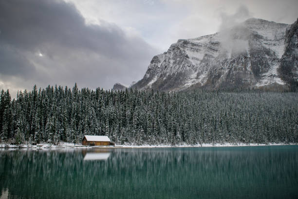 istock 4 Seasons Pretty Lake in Winter 865559996
