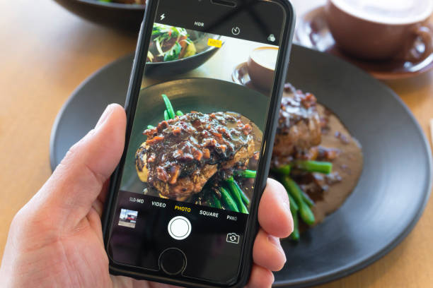 scattare foto di bistecca di manzo con smartphone - food photography foto e immagini stock