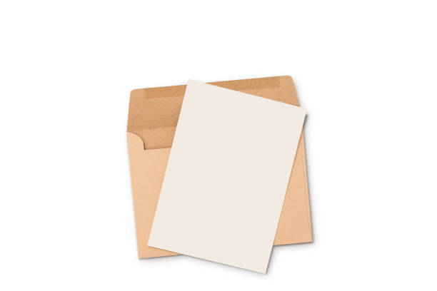 pocztówka i pływająca makieta koperty, puste białe zaproszenie na pocztówkę ulotki izolowane na białym z ścieżką przycinającą - greeting card envelope letter pink zdjęcia i obrazy z banku zdjęć