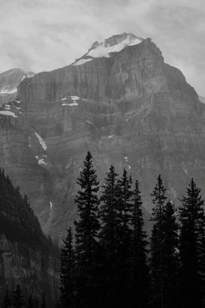 istock Mountain Valley Banff National Park 865581106