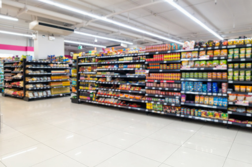 Resumen borrosa en el supermercado y las materias primas producto en estantería photo
