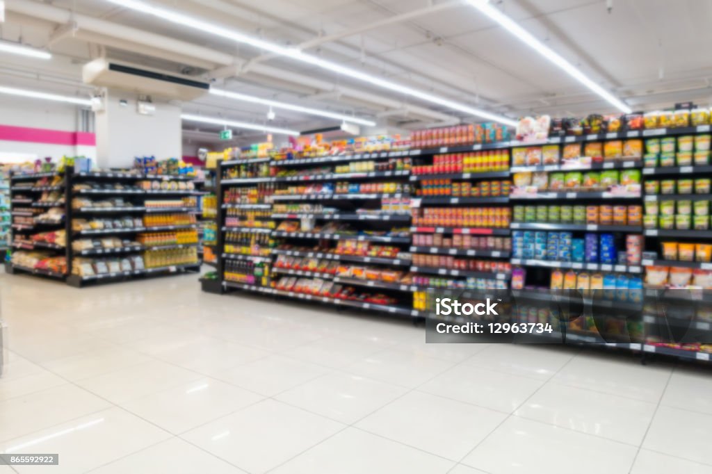 Résumé un peu floues dans produit de supermarché et des produits sur les tablettes - Photo de Supermarché libre de droits