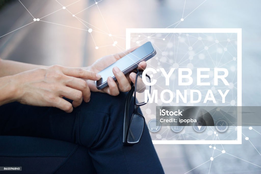 Cyber Monday, Mann mit Smartphone in Händen und Symbol Netzwerkverbindung auf Pastell Outdoor-Hintergrund - Lizenzfrei Ausverkauf Stock-Foto