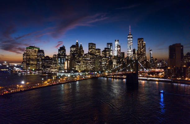 luftaufnahme der brooklynbridge und stadtbild bei nacht - new york city brooklyn bridge night stock-fotos und bilder