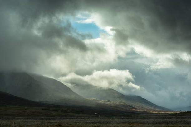 istock Beautiful Icelandic landscape 865607936