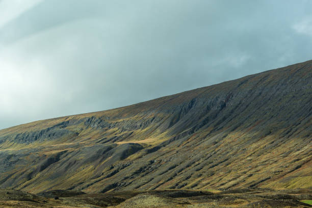 istock Beautiful Icelandic landscape 865608044