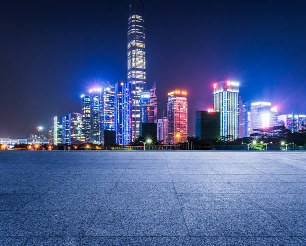 china, hong kong, 2016/11/03, plataforma de tijolo vazio com skyline de hong kong no fundo à noite - night sky hong kong architecture - fotografias e filmes do acervo