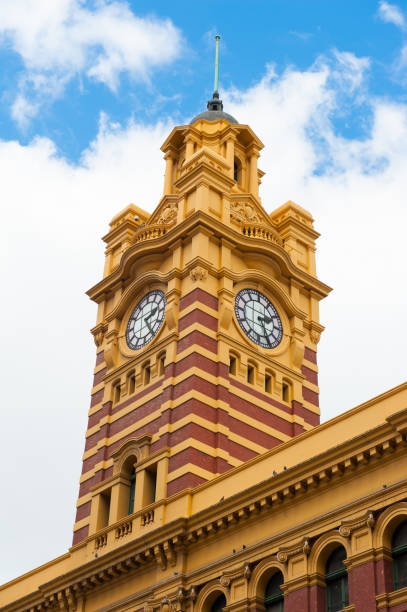 estação flinders street - melbourne australia clock tower clock - fotografias e filmes do acervo