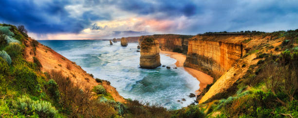 gor 12 apóstolos vigia conjunto nuvens - australia melbourne landscape twelve apostles - fotografias e filmes do acervo