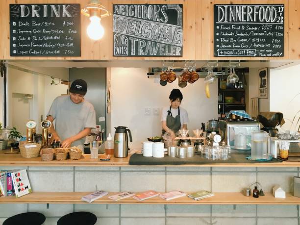 カフェでランチ サービスの男性と女性シェフ - レストラン　日本 ストックフォトと画像