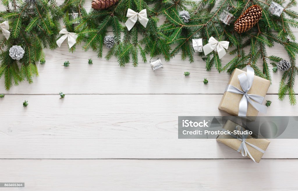 Décoration de Noël, boîtes-cadeaux et fond de trame de guirlande - Photo de Noël libre de droits