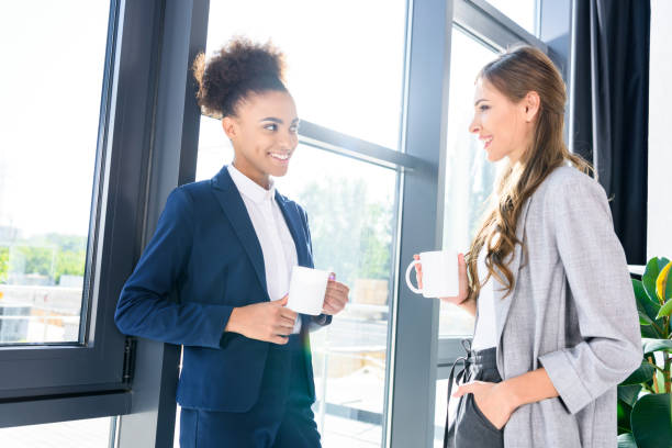 businesswomen beber café - coffee time - fotografias e filmes do acervo