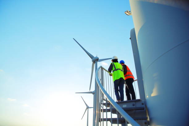 engenheiros da turbina eólica - wind power wind energy power - fotografias e filmes do acervo