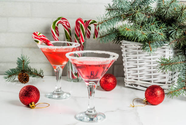 martini menta rosa de navidad - ponche cóctel fotos fotografías e imágenes de stock