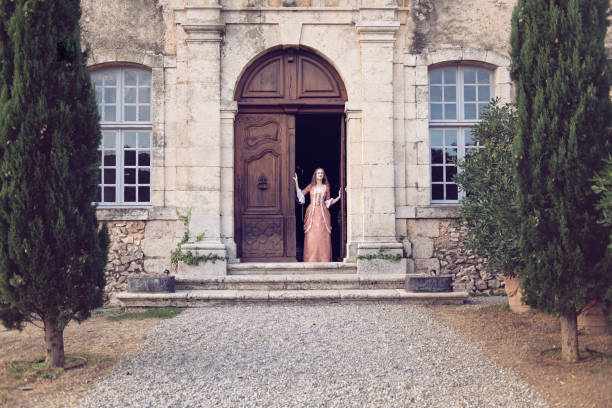 femme du xviiie siècle dans un château - french renaissance photos et images de collection