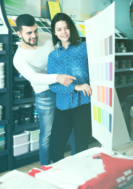 istock Couple in paint supplies store 865680136
