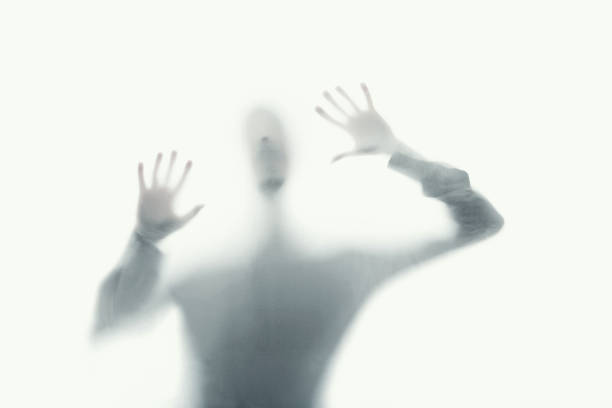 精神が錯乱した精神病質者の心のケア - trapped horror fog human hand ストックフォトと画像