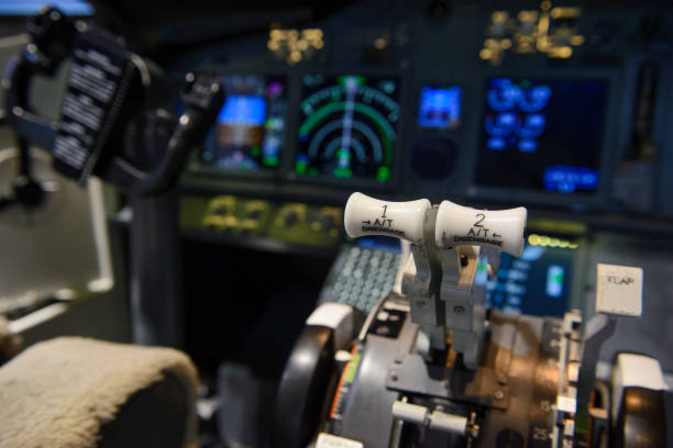 control de motor en la cabina de un avión de pasajeros - commercial airplane throttle lever cockpit fotografías e imágenes de stock