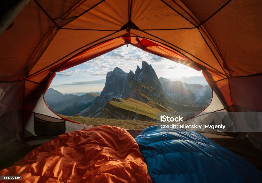 Vista dalla tenda alla montagna. Concetto di sport e vita attiva - Foto stock royalty-free di Campeggiare