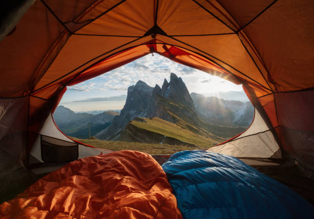 vista dalla tenda alla montagna. concetto di sport e vita attiva - campeggiare foto e immagini stock