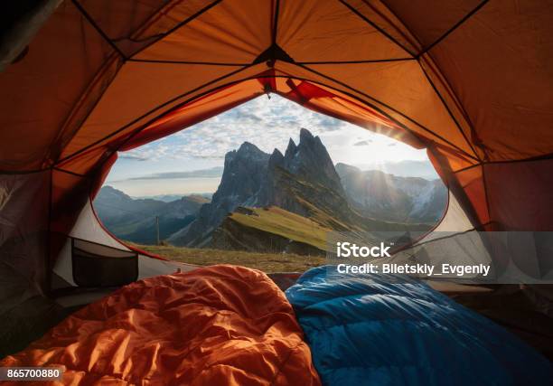 Vista Dalla Tenda Alla Montagna Concetto Di Sport E Vita Attiva - Fotografie stock e altre immagini di Campeggiare