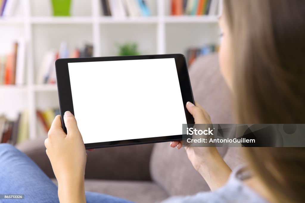 Femme regardant les médias montrant un écran de la tablette - Photo de Tablette numérique libre de droits