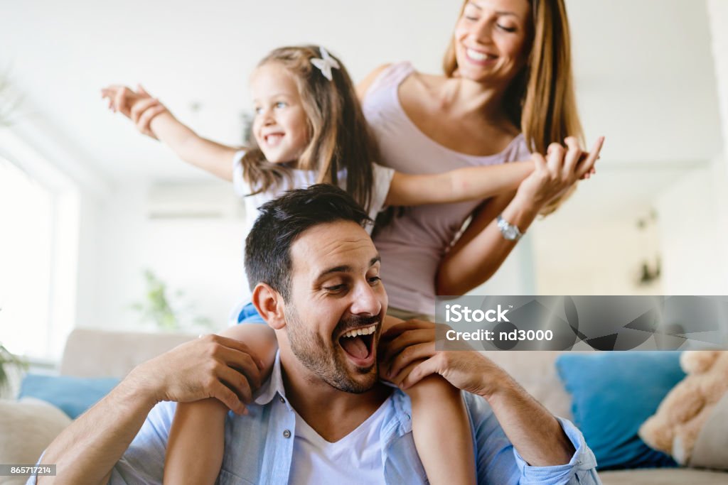 Familia feliz divertirse en casa veces - Foto de stock de Familia libre de derechos