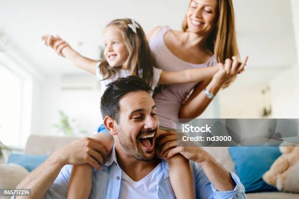 Familia Feliz Divertirse En Casa Veces Foto de stock y más banco de imágenes de Familia - Familia, Estilos de vida, Felicidad