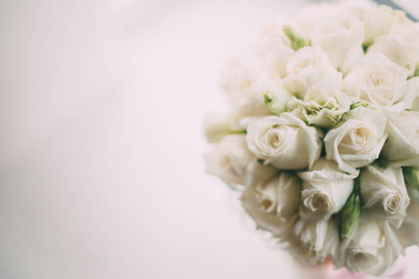 白いバラから作られた花嫁のブーケ。 - symmetry happiness symbol wedding ストックフォトと画像