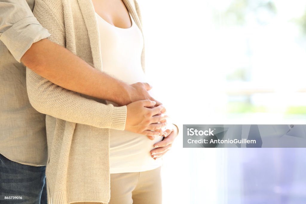 Cerca de las manos de los padres tocar vientre embarazado - Foto de stock de Embarazada libre de derechos