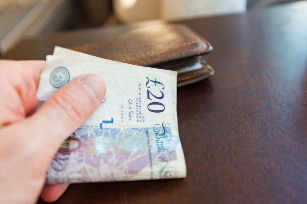 男のカフェで 20 ポンド紙幣、手の 20 ポンド紙幣で支払い - british currency currency human hand paper currency ストックフォトと画像