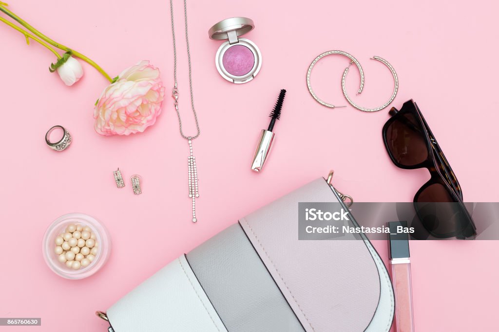 Muotiasusteet, kosmetiikka ja handback vaaleanpunaisella taustalla. Tasainen pano - Rojaltivapaa avainsanalla Asuste ja tyyppiä Kuvapankin valokuva Muotiasusteet, kosmetiikka ja handback vaaleanpunaisella taustalla. Tasainen pano - Rojaltivapaa avainsanalla Asuste ja tyyppiä Kuvapankin valokuva