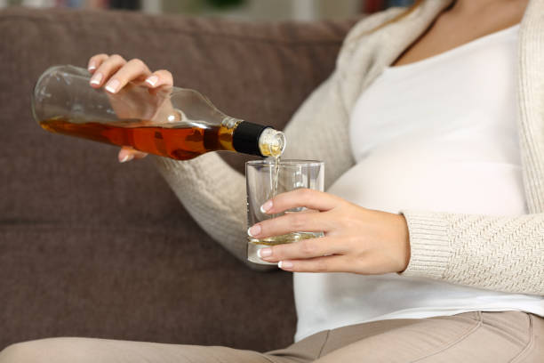 donna incinta irresponsabile che beve alcolici - alcohol alcoholism addiction drinking foto e immagini stock