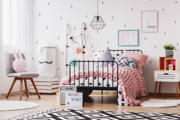istock Pink blanket on girl's bed 865765286