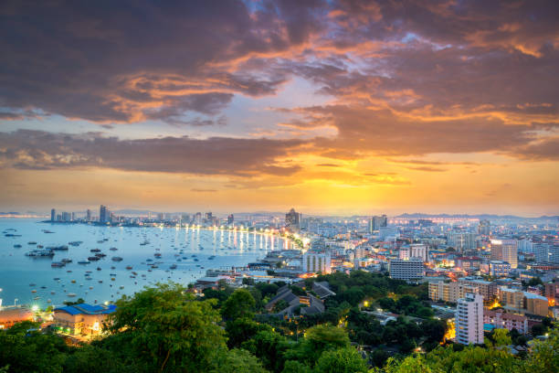 mer avec suset, la thaïlande et pattaya city. pattaya city skyline et pier au coucher du soleil à pattaya chonburi thailand - antakya photos et images de collection