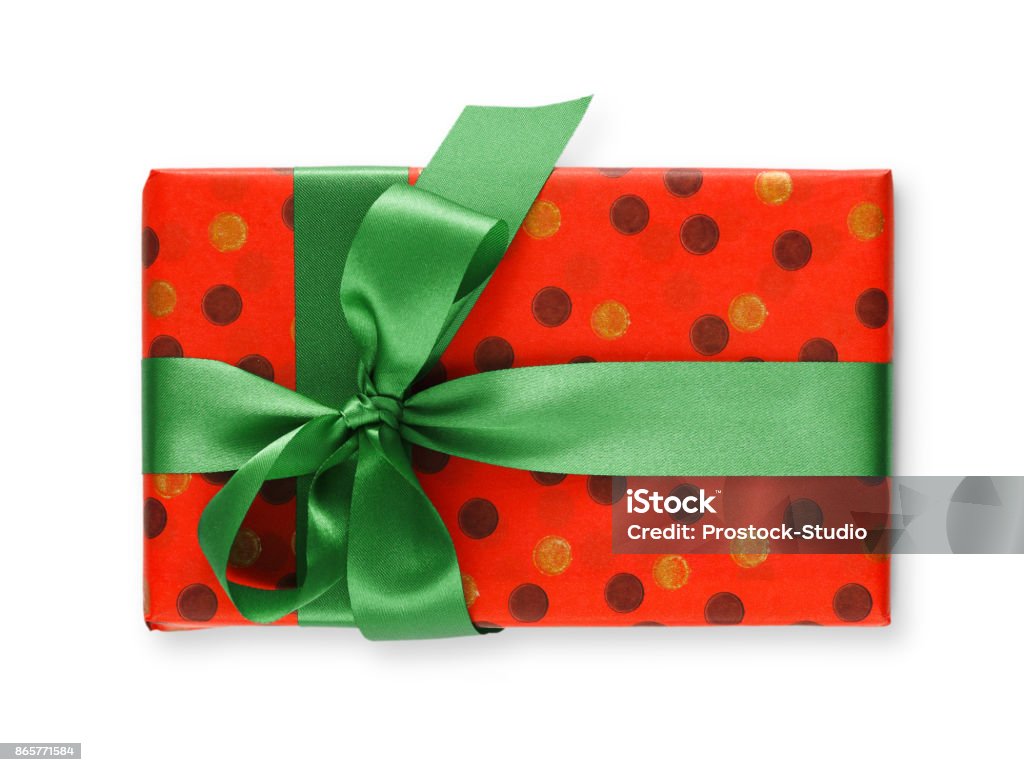 Confezione regalo avvolta in carta rossa e nastro verde - Foto stock royalty-free di Regalo di Natale