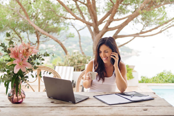 woman working at home - on beach laptop working imagens e fotografias de stock